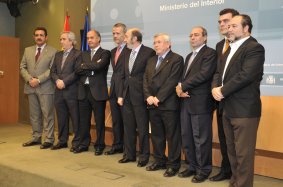 Los Alcaldes con el Ministro, tras la firma de los convenios